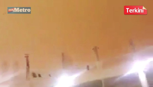KEADAAN langit kemerah-merahan di Makkah yang menjadi viral di laman sosial. FOTO sedutan video.