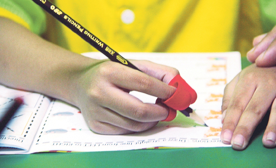 KAEDAH pensel cakar membolehkan kanak-kanak termasuk penghidap autisme belajar menulis dengan baik.