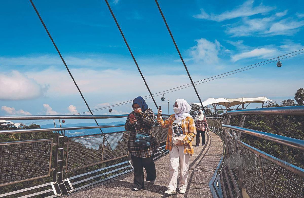 PEMANDANGAN indah Pulau Langkawi dari Sky Bridge dan kereta kabel antara tarikan utama kepada pelancong. FOTO LUQMAN HAKIM ZUBIR