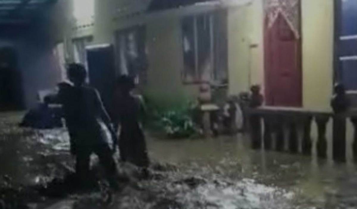 SEBUAH rumah penduduk di Kampung Kisap mengalami banjir kilat susulan hujan lebat. FOTO Ihsan pembaca