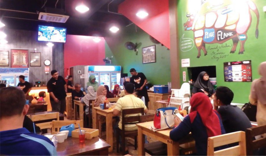 SUASANA di dalam restoran Melantak Steak Hub yang sentiasa menjadi tumpuan pengunjung.