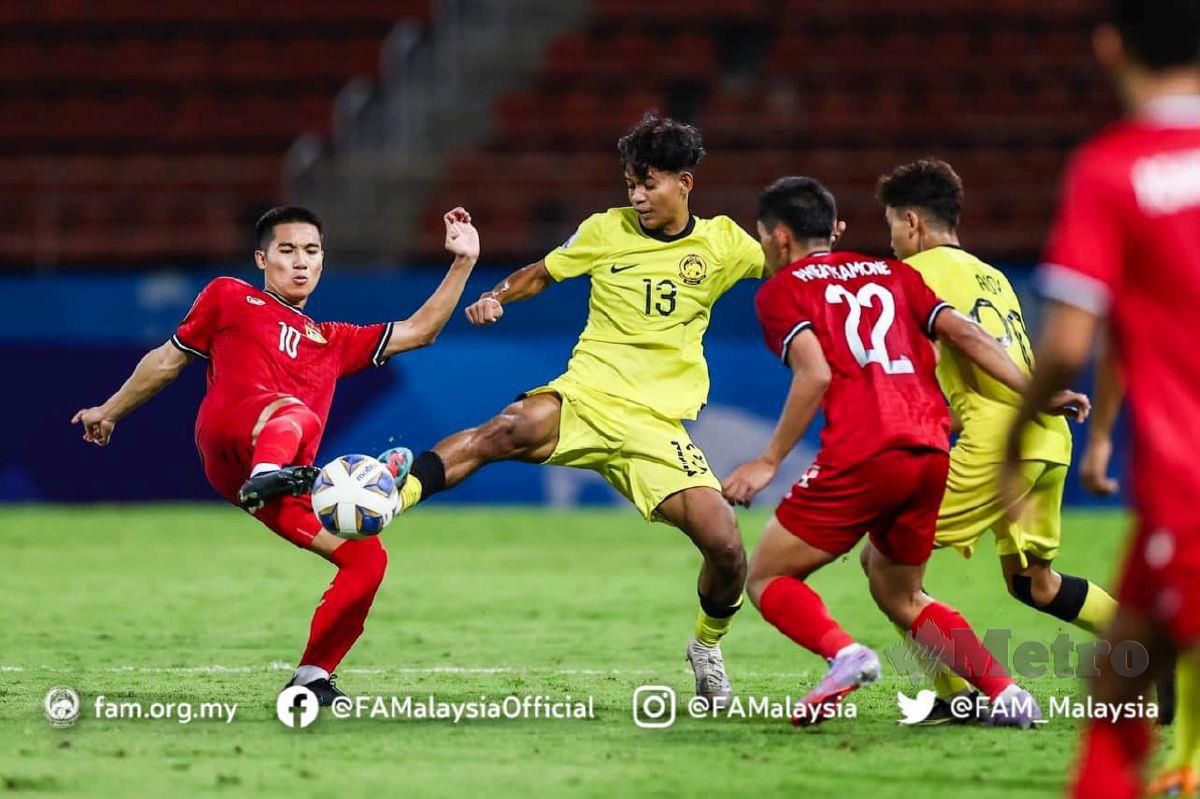AKSI pemain negara (jersi kuning ketika menang 2-1 ke atas Laos pada aksi terakhir Kumpulan A Piala Asia B-17 di Bangkok, malam tadi. FOTO FB FAM