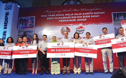 BEBERAPA wakil NGO menerima RM300,000 hasil kutipan dana World Hunger Relief yang dilakukan KFC dan Pizza Hut Malaysia sejak Jun lalu. 