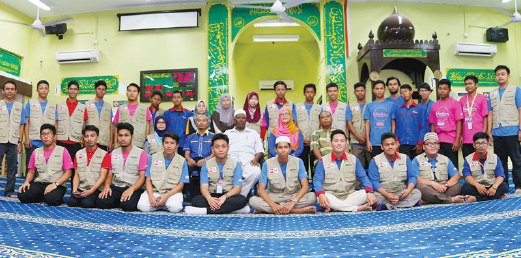 ZAINAH bergambar bersama pelajar dan sebahagian wakil Masjid Sultan Abdul Samad.