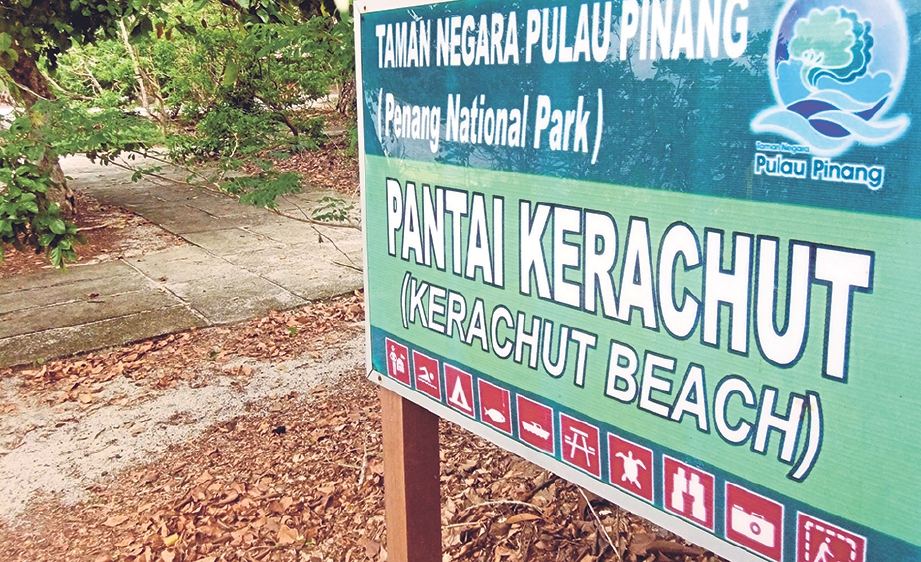 PAPAN tanda Pantai Kerachut berhampiran jeti.