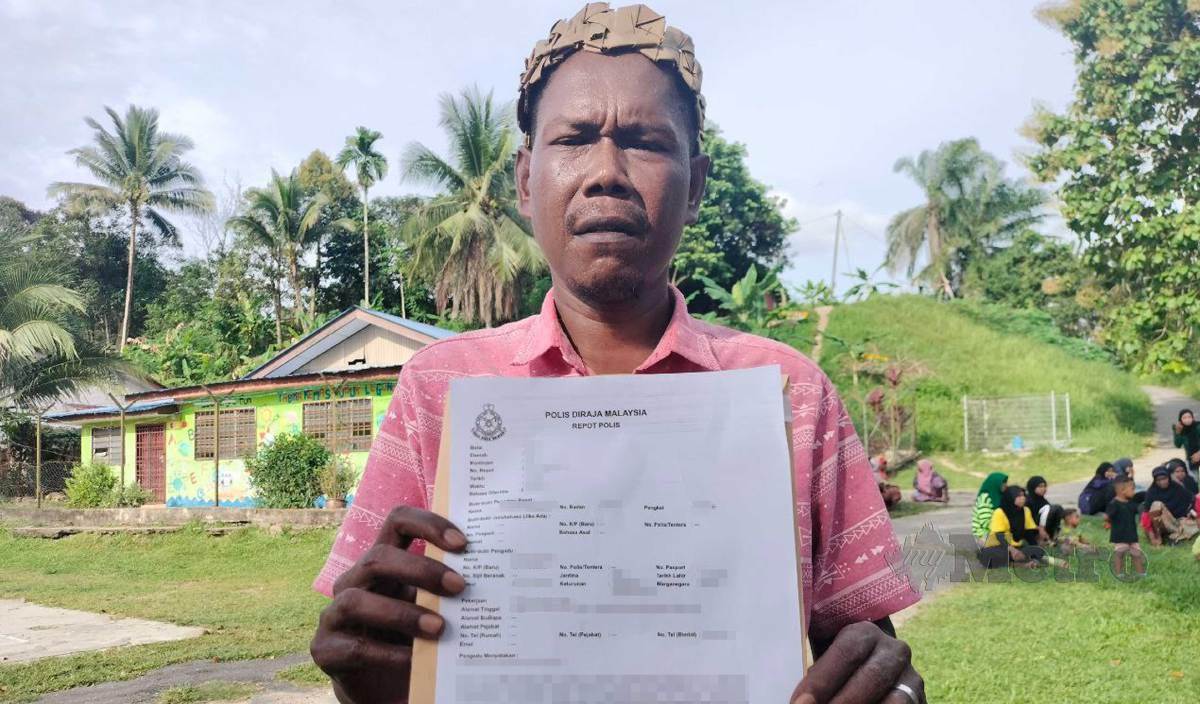 TOK Batin Kampung Lubuk Legong, Razali Kulim menunjukkan laporan polis yang dibuat selepas peserta ladang getah tidak menerima bayaran dividen sejak dua tahun lalu. FOTO Noorazura Abdul Rahman