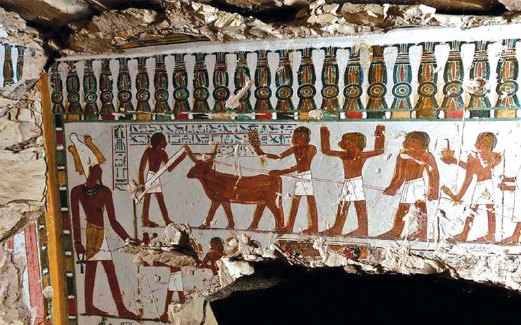 ANTARA makam purba yang ditemui baru-baru ini.  Lukisan menggambarkan kehidupan seharian.