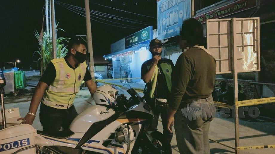 ANGGOTA polis menyoal siasat lelaki yang tidak berhenti ketika pemeriksaan mengejut di persimpangan lampu isyarat Taman Nuri, Jalan Datuk Kumbar, Alor Setar, malam tadi. FOTO ZULIATY ZULKIFFLI