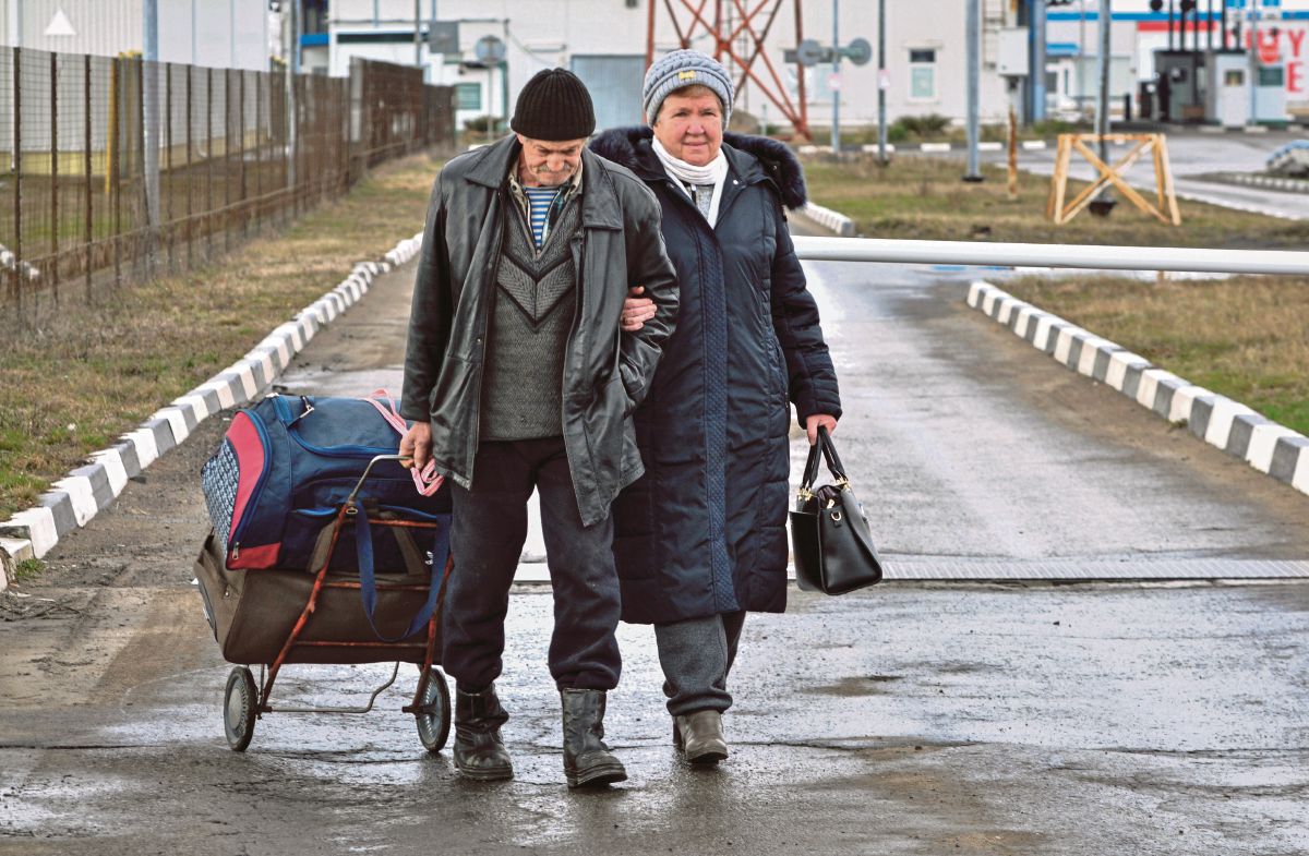 PELARIAN dari Mariupol di sempadan Ukraine - Rusia, di wilayah Rostov, Rusia. FOTO EPA s