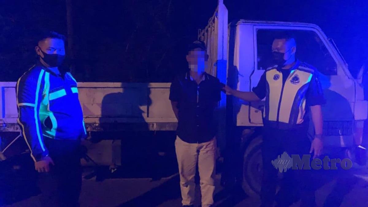 Suspek melarikan lori pengangkut barang milik sebuah syarikat perkakasan di Sibu Jaya, Sibu,ditangkap pihak polis. FOTO NORSYAZWANI NASRI