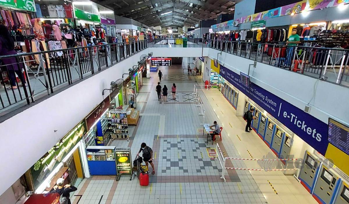 KEADAAN sepi tidak ada pelanggan yang datang di premis perniagaan di Terminal Bas Larkin Sentral, Johor Bahru. FOTO Zain Ahmed