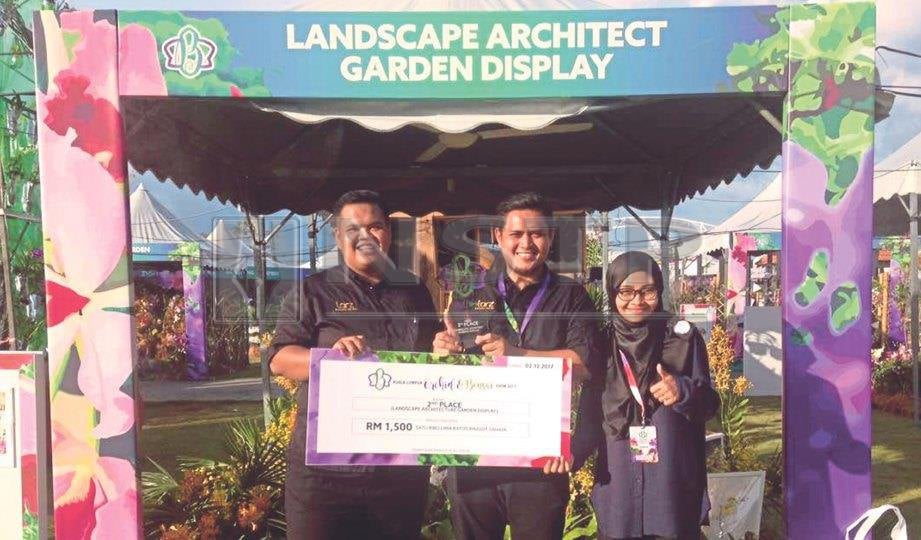MENANGI Anugerah Perak untuk Landscape Architect Garden Display Competition sempena Pameran Orkid dan Bonsai pada Disember 2017. FOTO NSTP