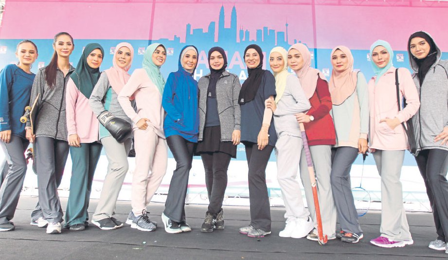 FARAH Haryani (enam dari kanan) bersama Siti Nurhaliza (tujuh dari kanan) bergambar bersama model  selepas selesai acara pelancaran rangkaian sukan Ariani Active di Jakel Mall.