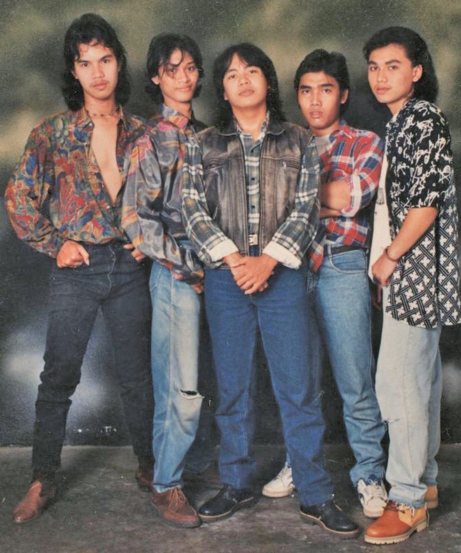 DEWA 19 ketika dibarisi (dari kiri) Ahmad Dhani, Andra, Ari Lasso, Erwin dan Wawan.