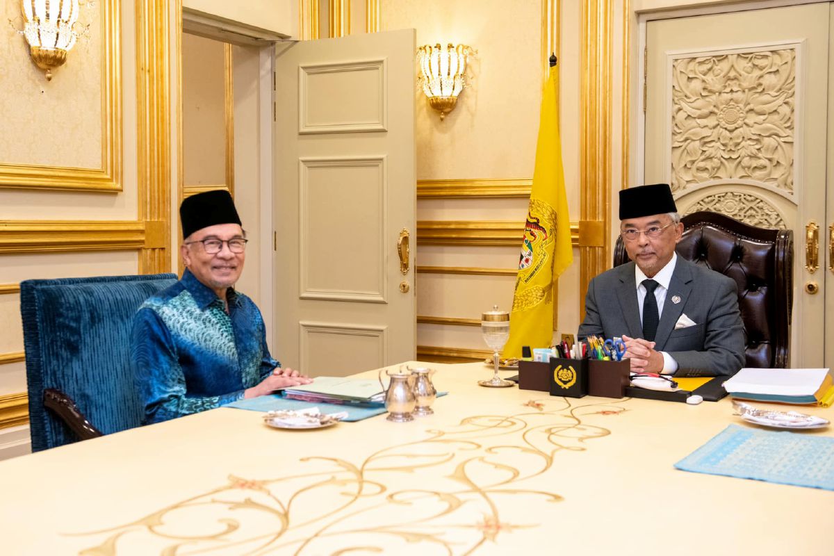 AL Sultan Abdullah berkenan menerima menghadap Anwar untuk mesyuarat Pra-Kabinet di Istana Negara, hari ini. FOTO Ihsan FB Istana Negara