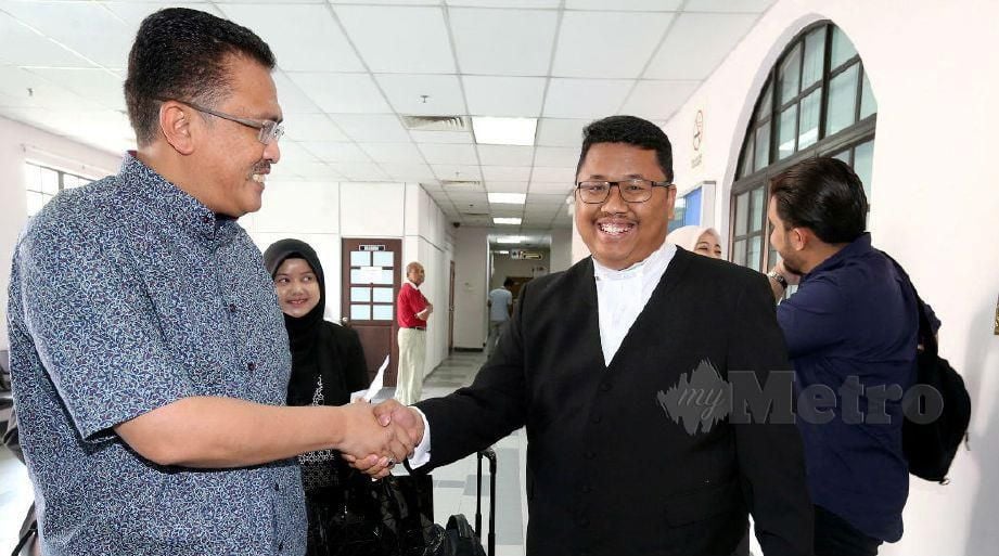 ABD Latif bersalam dengan peguamnya selepas Mahkamah Sesyen Johor Bahru menolak permohonan SPRM untuk melucutkan hak harta. FOTO Zain Ahmed 