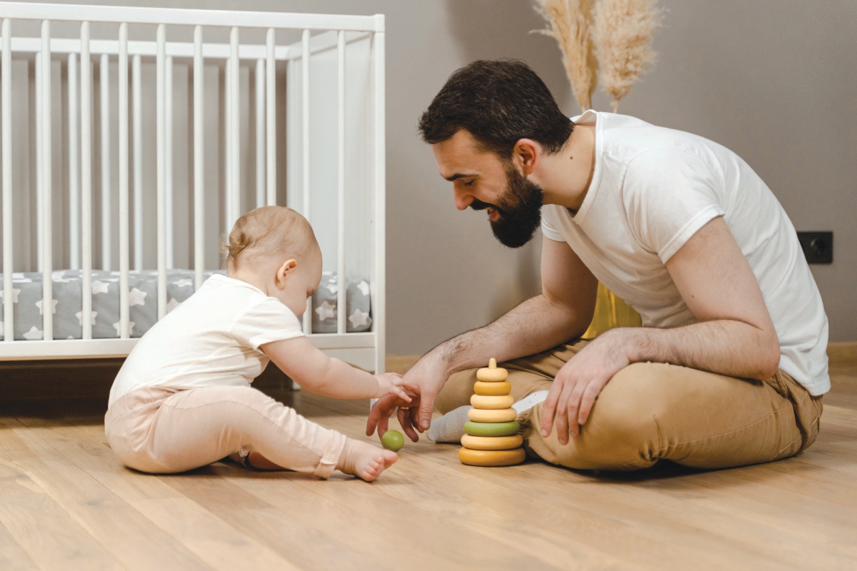 MENGUTIP makanan antara tanda awal bayi atau kanak-kanak ingin makan sendiri.