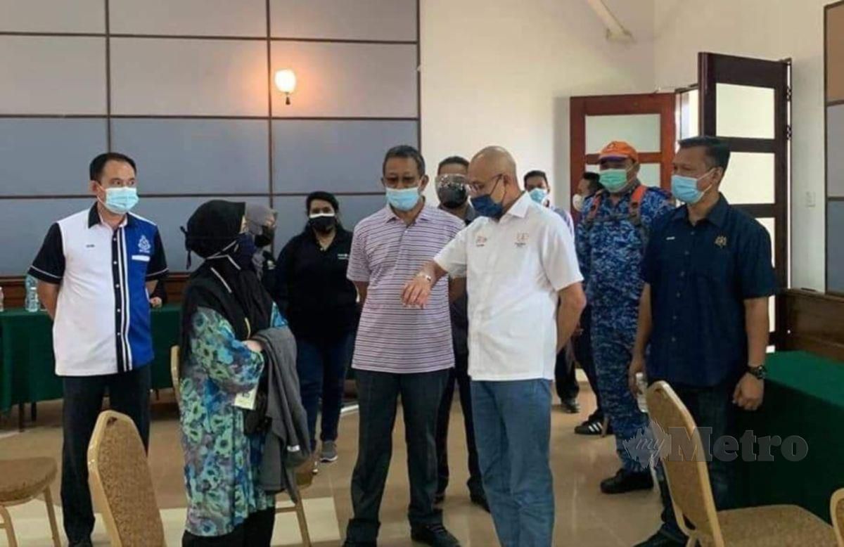 Setiausaha Kerajaan Pahang Datuk Seri Dr Sallehuddin Ishak (dua dari kanan)  ketika melawat pusat vaksinasi  penduduk Bukit Fraser. FOTO IHSAN PEMBACA