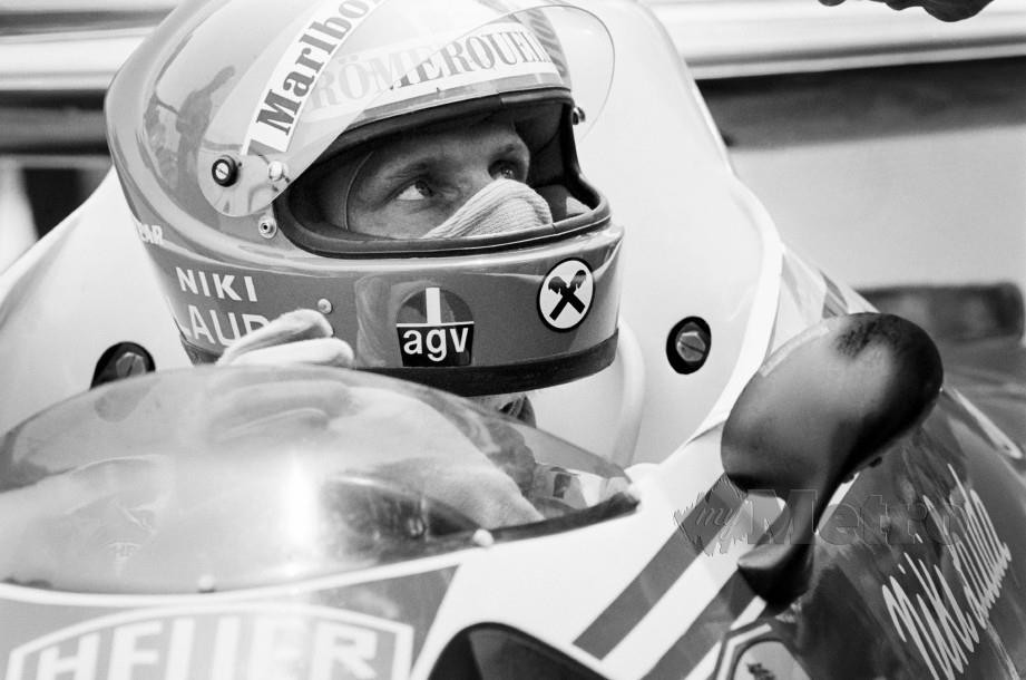 LAUDA berada dalam kereta Ferrari pada sesi latihan GP Monaco pada 27 Mei 1976. — FOTO AFP