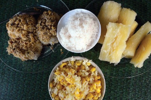 PULUT sambal ikan, jagung nyiur dan ubi kayu rebus antara hidangan pencuci mulut yang menjadi pilihan di Warung Aja. 