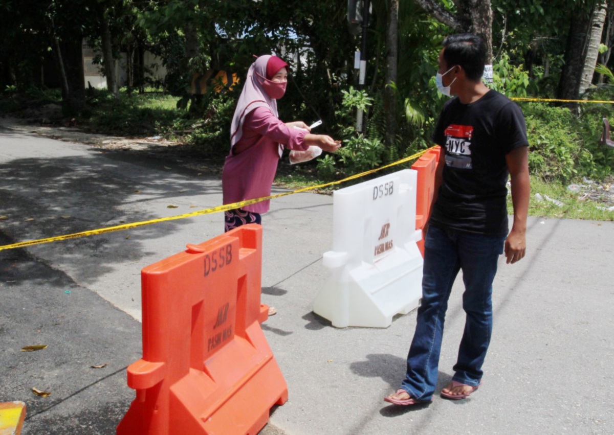 Zulhisyam menghantar bekalan lauk kepada  ibunya disekatan di Jalan Bunut Susu, Mukim Bunut Susu, Pasir Mas susulan dari penguatkuasaan Perintah Kawalan Pergerakan Diperketatkan (PKPD).