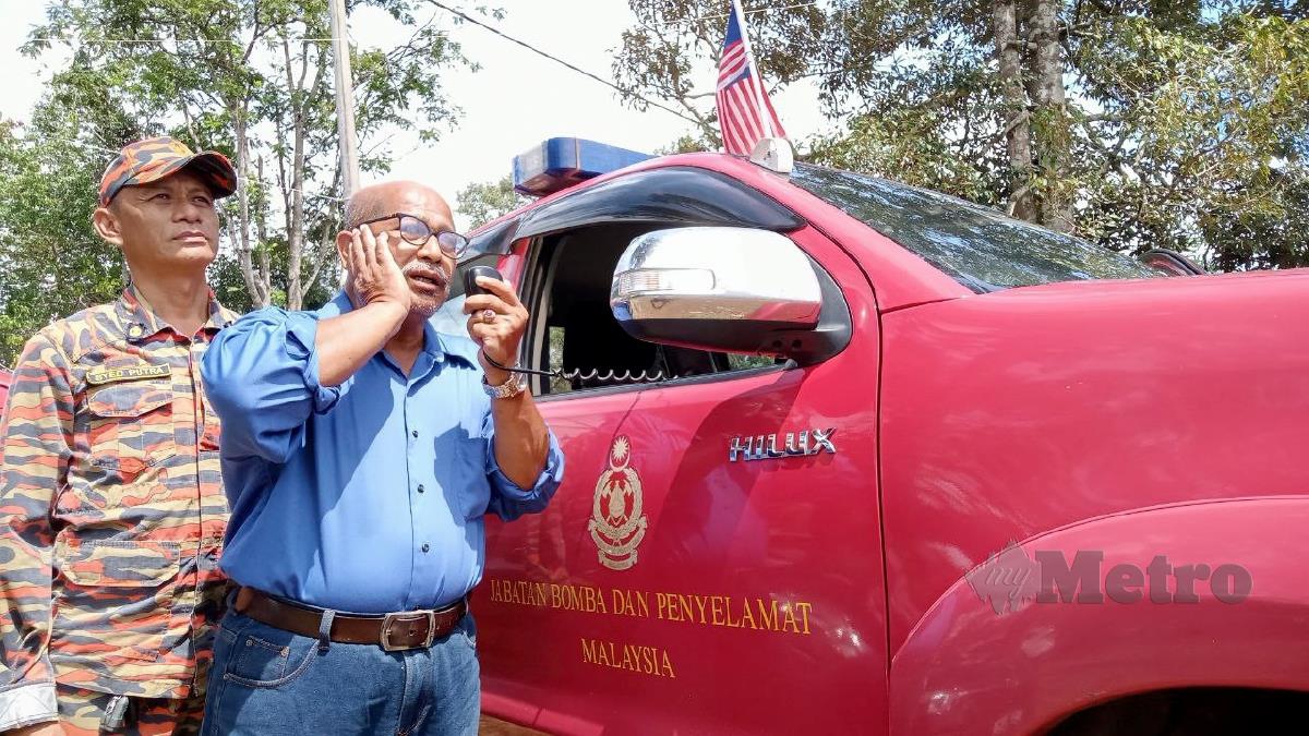 SYED Jaafar Mohamad melaungkan azan melalui pembesar suara kenderaan JBPM Bandar Baru Segamat antara usaha mengesan Ithnin. FOTO AHMAD ISMAIL