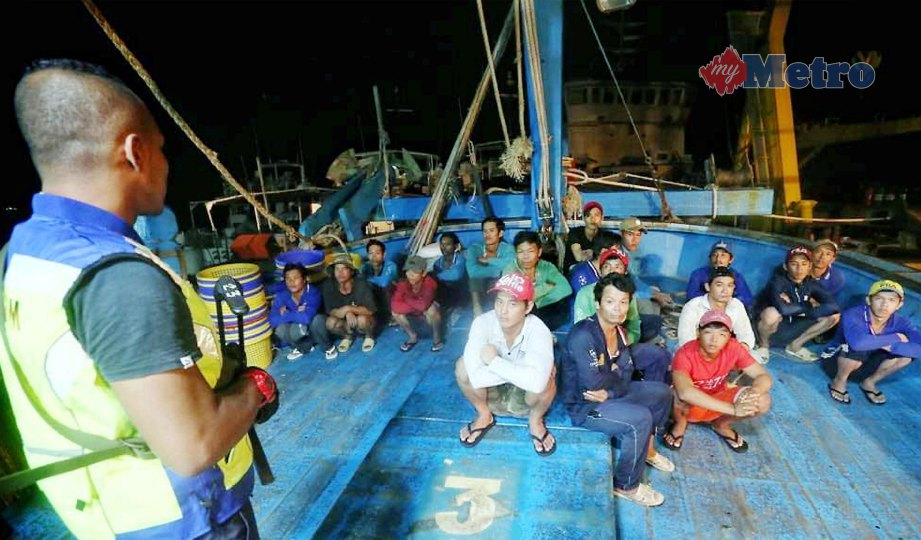 ANGGOTA penguat kuasa mengawal nelayan Vietnam yang ditahan di Pulau Mengalum.  FOTO Junaidi Ladjana