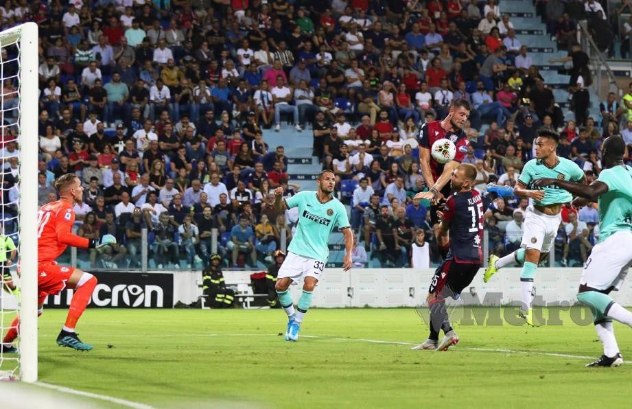 MARTINEZ (dua kanan) menanduk masuk gol pertama Inter. — FOTO EPA