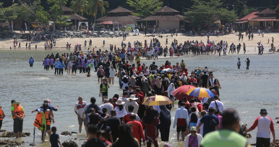 Fenomena Laut Terbelah Pulau Giam Tarik Ribuan Pengunjung Harian Metro