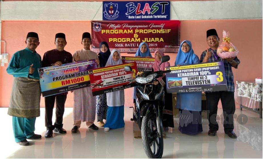 PELAJAR SMK Batu Laut, Kuala Langat bersama hadiah dimenangi berikutan mempunyai rekod kehadiran 100 peratus dalam program Ponteng Sifar (Proponsif) 2019.