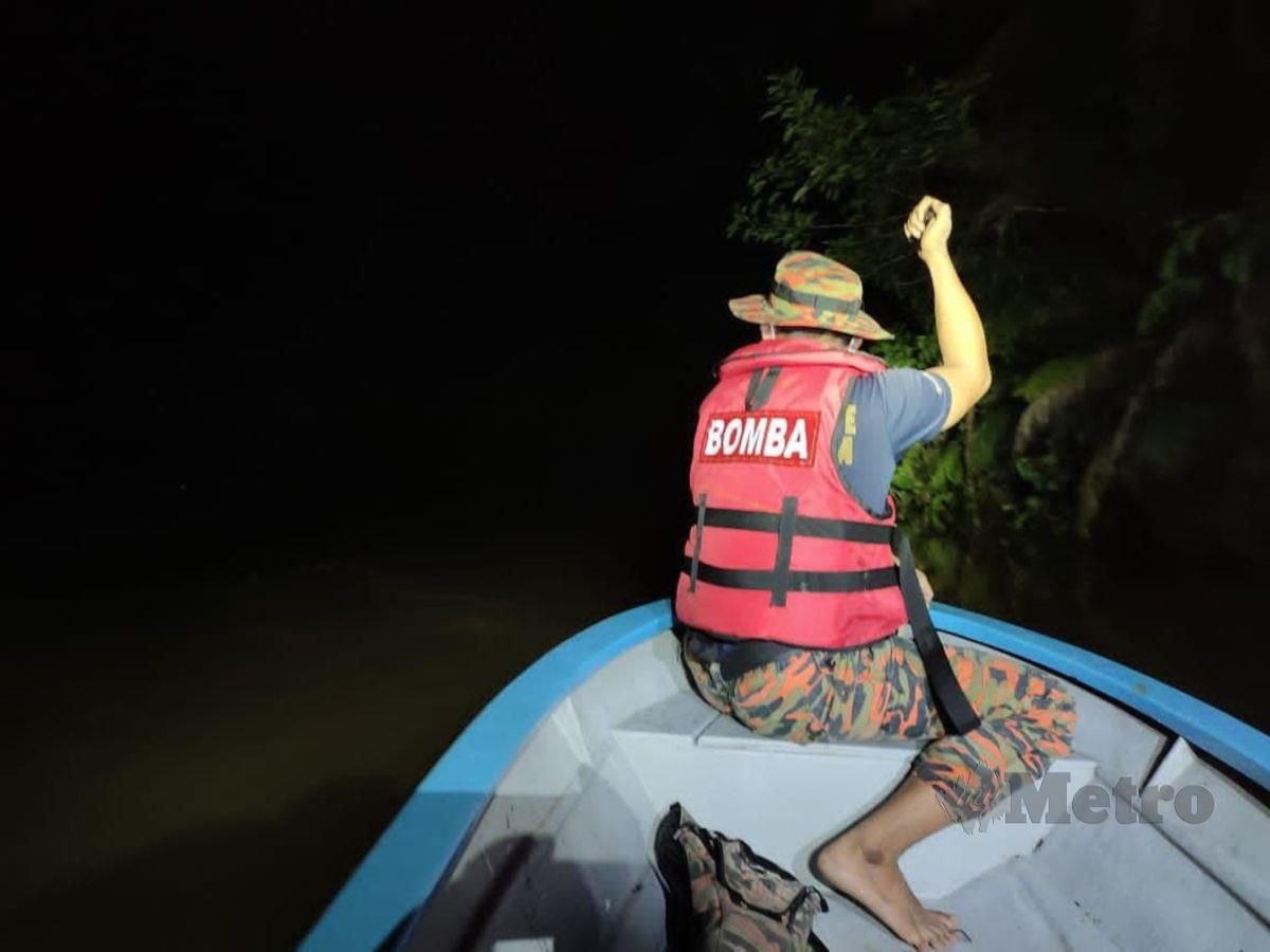 ANGGOTA BBP Lawas melakukan pencarian di permukaan sungai di lokasi terakhir mangsa dilihat sebelum tenggelam, malam tadi. FOTO ihsan bomba.