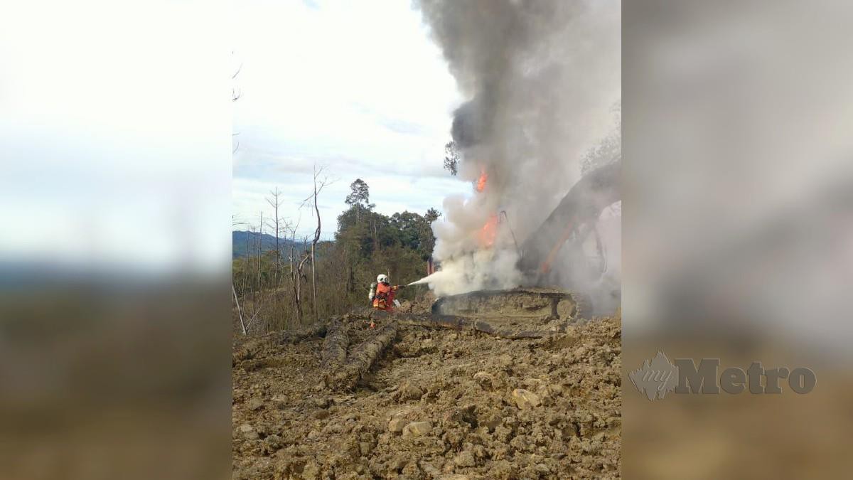ANGGOTA bomba memadam kebakaran membabitkan Saluran Gas Sabah Sarawak milik Petronas di Long Ugui, Lawas. FOTO Arkib NSTP 