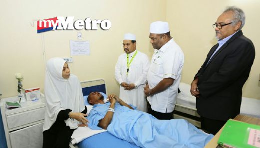 (Dari kiri) Jamil Khir, Abdul Azeez dan Zainol  hari ini melawat Mohd Nor Azman yang cedera dalam kejadian kren tumbang di Masjidilharam, Jumaat lalu. FOTO Noor Azam Abd Aziz