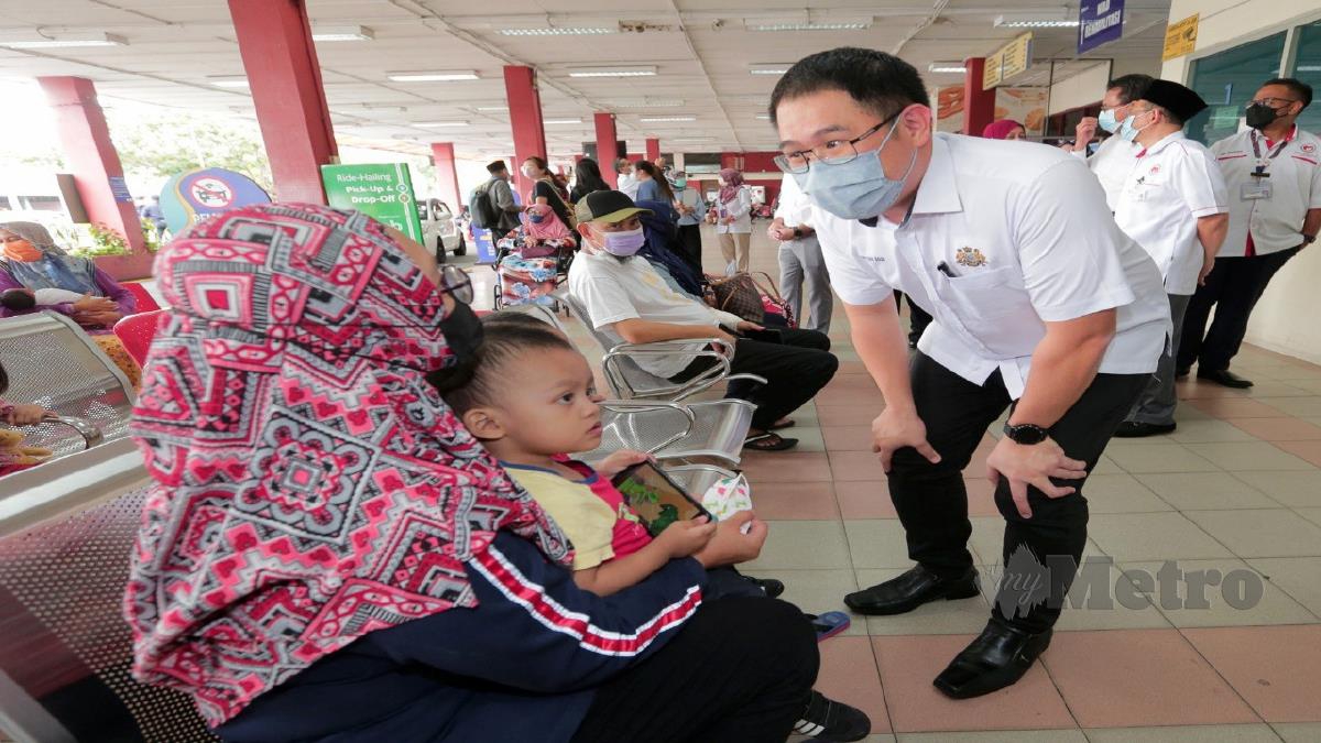 LING Tian Soon beramah mesra bersama pesakit di perkarangan lobi di Hospital Sultanah Aminah Johor. FOTO NUR AISYAH MAZALAN
