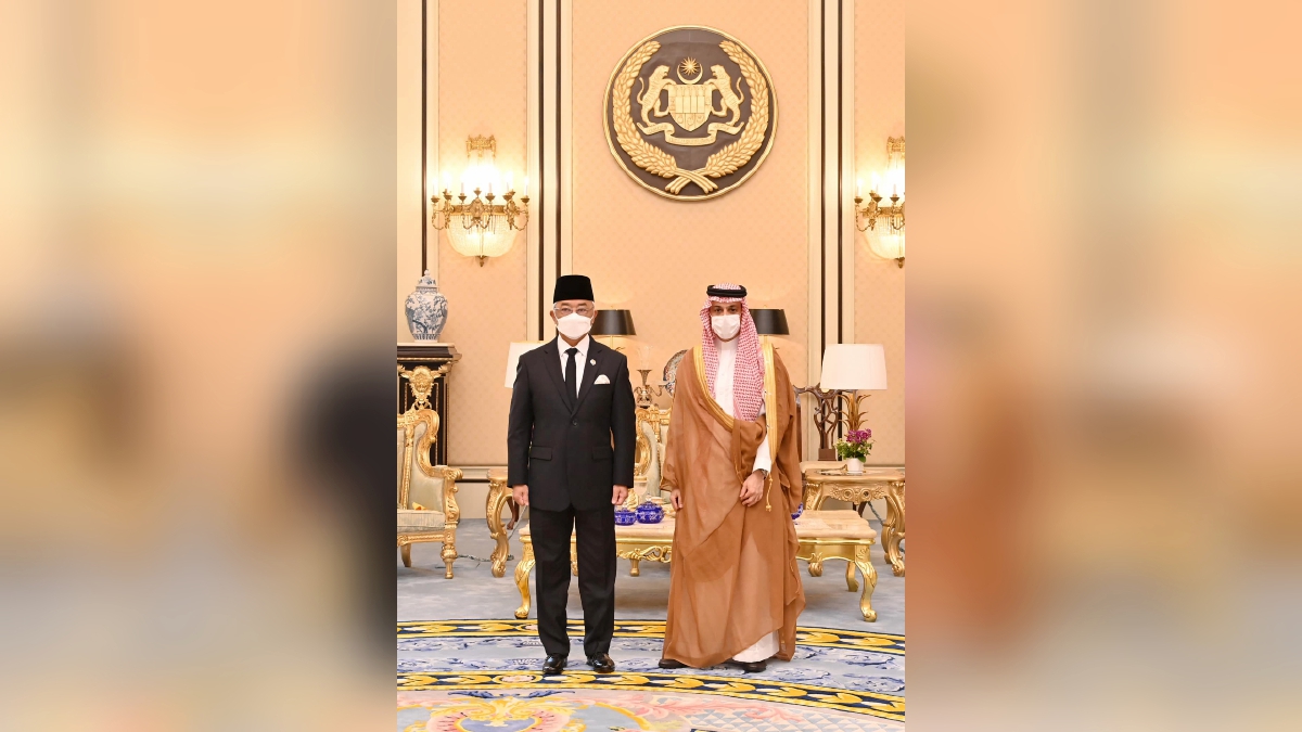 AL-Sultan Abdullah menerima menghadap kunjungan hormat Menteri Luar Arab Saudi Putera Faisal bin Farhan di Istana Negara, hari ini. FOTO Ihsan Istana Negara