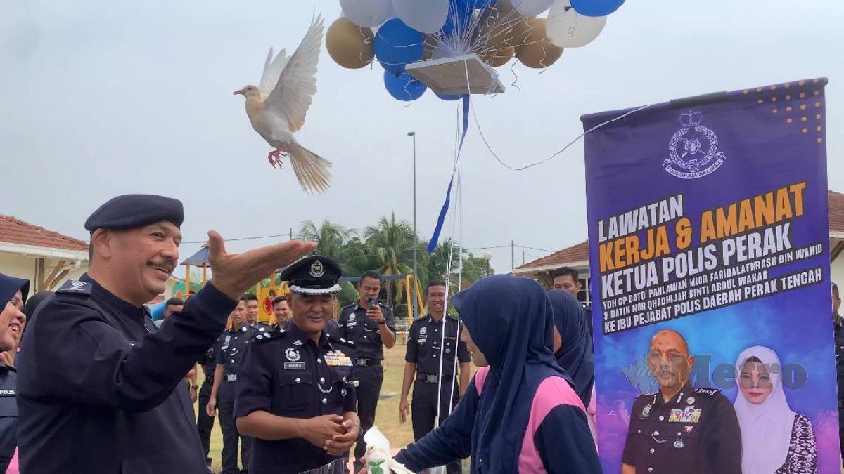 Mior Faridalathrash (kiri) melepaskan burung tekukur sempena Lawatan Kerja dan Amanat Ketua Polis Perak ke Ibu Pejabat Polis Daerah (IPD) Perak Tengah, Seri Iskandar. FOTO NOOR HIDAYAH TANZIZI. 