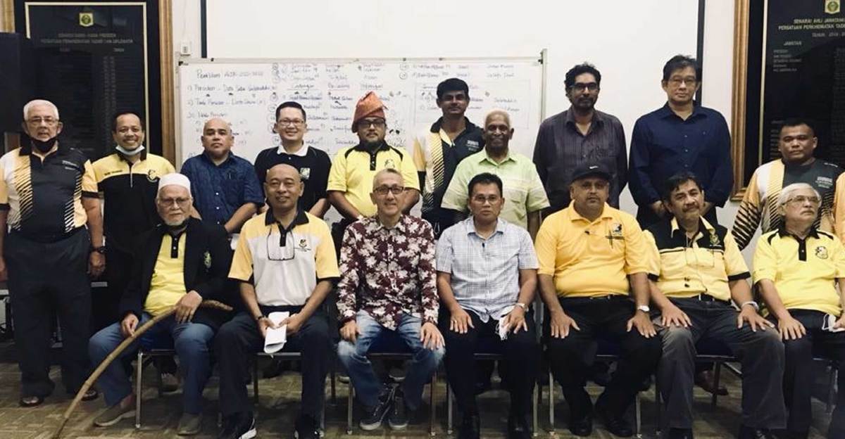 SALLEHUDDIN (duduk tengah) bersama barisan Ahli Jawatankuasa Persatuan Lepasan Clifford Kuala Kangsar sesi 2022-2024 yang dipilih dalam Mesyuarat Agung Tahunan, di Kuala Lumpur, semalam.