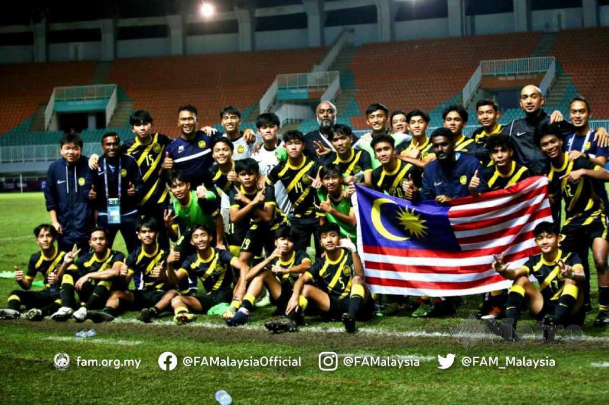 PEGAWAI dan pemain skuad B-16 negara meraikan kejayaan mara ke Piala Asia B-17, tahun depan. FOTO FB FAM 