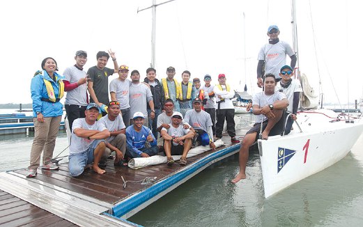 PELAYAR dalam Program Belia Belayar merakam kenangan dalam program Hari Berlayar Bersama Media di Marina Pulau Indah.