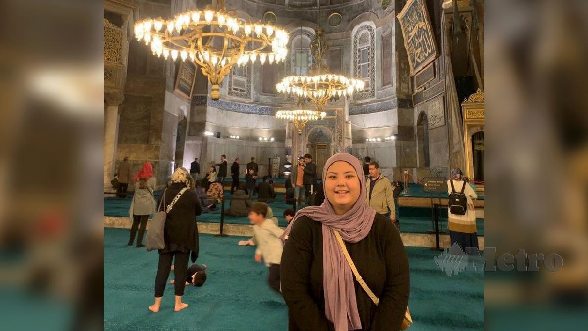 ALYA bergambar di dalam Masjid Besar Hagia Sophia.