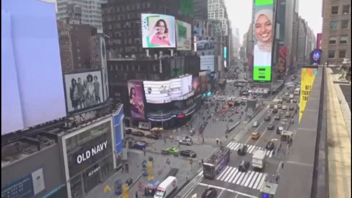 Wajah Layla menghiasai papan iklan di Times Square. 