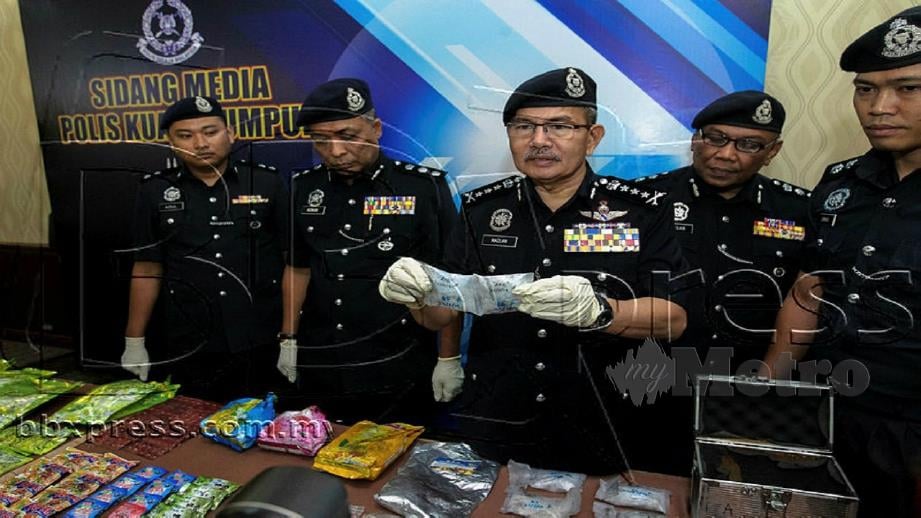 MAZLAN (tengah) menunjukkan sebahagian dadah yang dirampas daripada sepasang kekasih yang aktif mengedar dadah pada sidang media di Ibu Pejabat Polis Kontinjen Kuala Lumpur, hari ini. FOTO Asyraf Hamzah