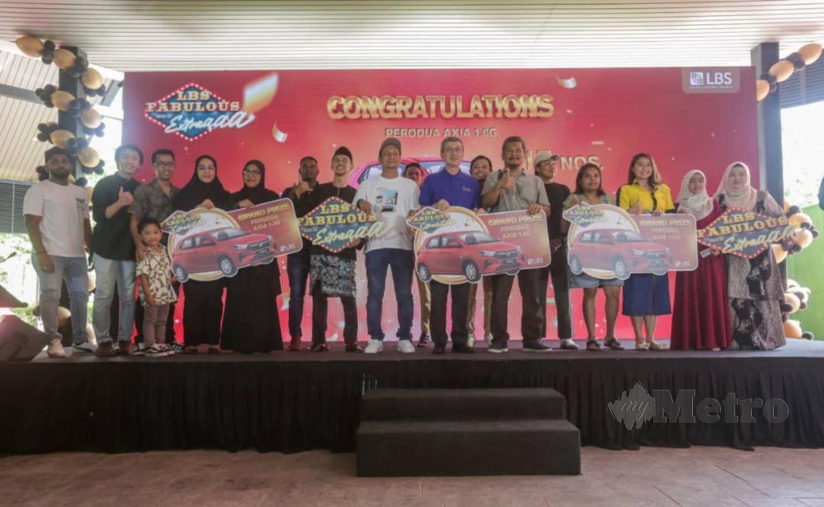 Pengerusi Eksekutif LBS, Tan Sri Ir Lim Hock San (tengah, berbaju biru) bergambar bersama pemenang peraduan LBS Fabulous Extra 2023-24. - FOTO NSTP/Hazreen Mohamad