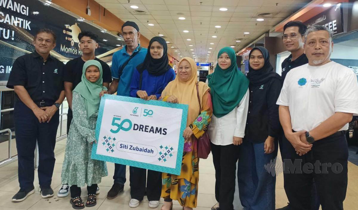 SIMBOLIK penyerahan sempena 'Petronas 50 Dreams' oleh wakil Petronas kepada pesakit kanser tulang, Siti Zubaidah (baju biru) di LTSIP. FOTO Siti Rohana Idris