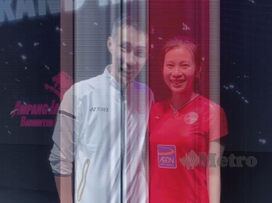 LIU Ying (kanan) bergambar bersama Chong Wei.