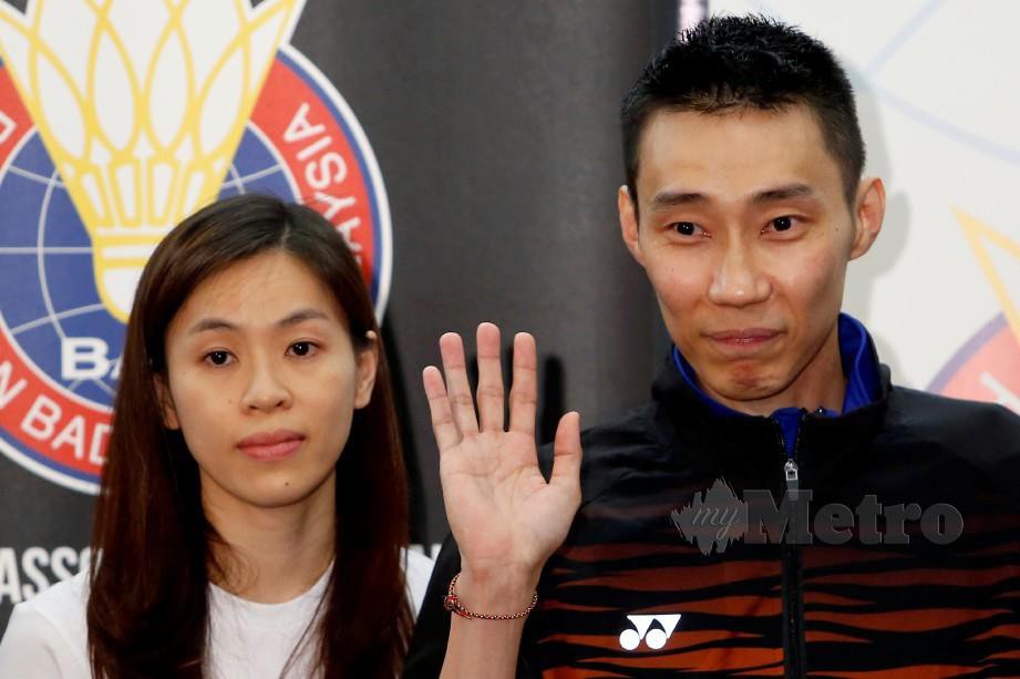 CHONG Wei mahu habiskan lebih banyak masa bersama isteri tercinta Mew Choo (kiri) dan keluarga. — FOTO Reuters