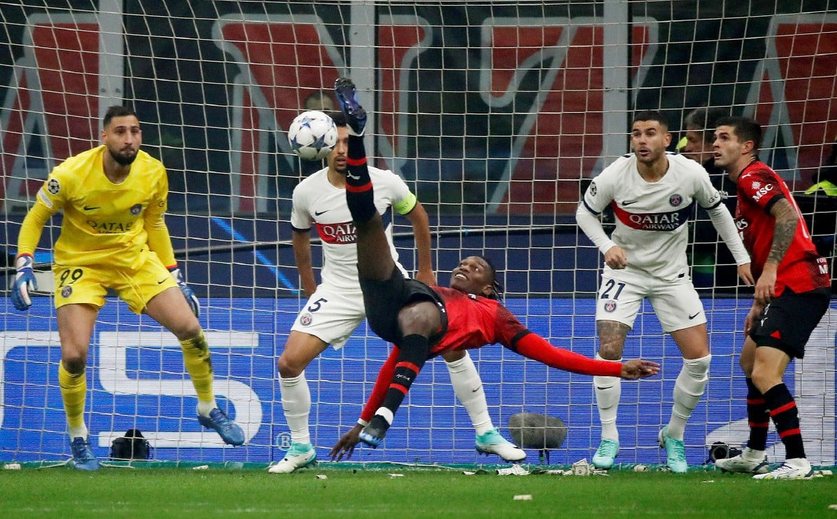 LEAO (tengah) ketika menjaringkan gol pertama Milan. FOTO REUTERS