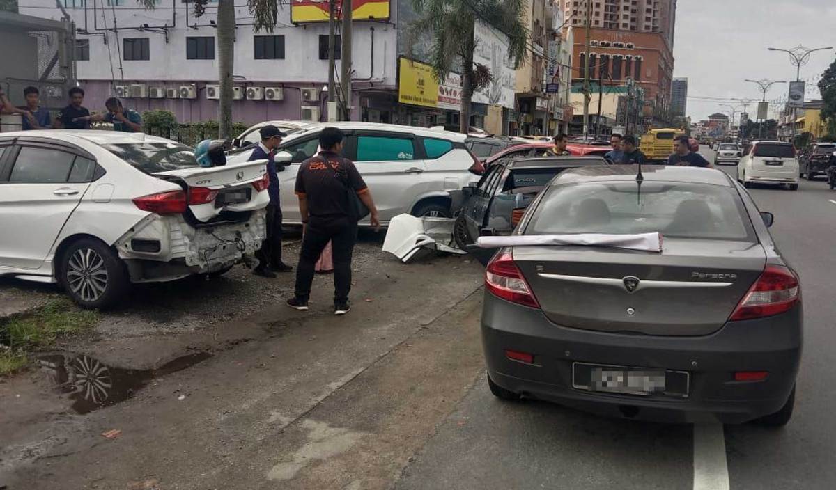 KEMALANGAN membabitkan lima kenderaan di bahu jalan Jalan Sultan Yahya Petra. FOTO Ihsan PDRM