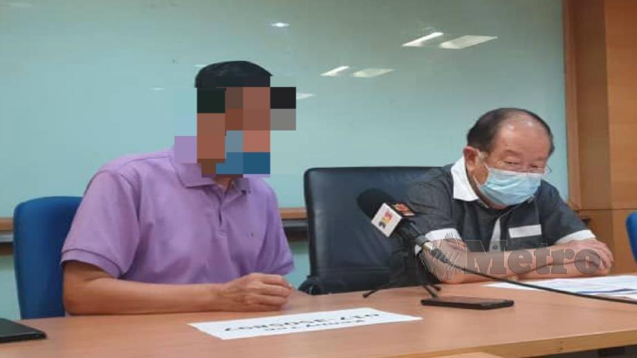 Leong (kiri) bersama Michael ketika sidang media di pejabat Biro Pengaduan Awam MCA, Kuala Lumpur hari ini. Foto Nurul Hidayah Bahaudin 