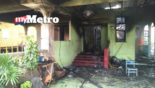 Kebakaran rumah di Kampung Laloh, Kuala Krai yang menyebabkan kanak-kanak perempuan berusia empat tahun melecur hampir seluruh badan. FOTO ihsan bomba